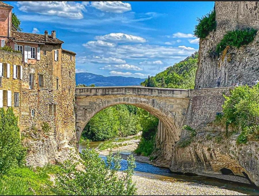 Hypercentre Avec Vue Sur Le Chateau Vaison-la-Romaine Exterior foto